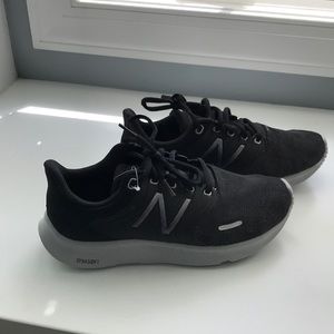New Balance Dynasoft tennis shoes. (Wide). NWOT